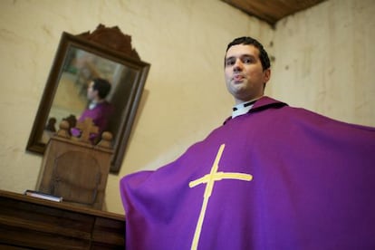 El sacerdote Jose Manuel Armesto. / Nacho G&oacute;mez