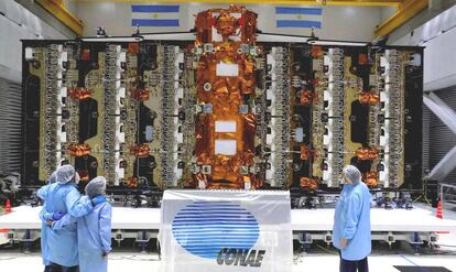 Preparación del satélite argentino Saocom, el pasado enero.
