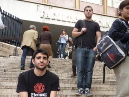 Estudiantes &#039;Erasmus&#039; a las puertas de la Facultad de la Universidad de Roma.  