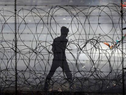 Un manifestante palestino camina junto a la valla de separación con Israel en Gaza.