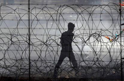 Un manifestante palestino camina junto a la valla de separación con Israel en Gaza.