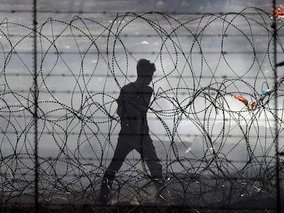 Un manifestante palestino camina junto a la valla de separación con Israel en Gaza.