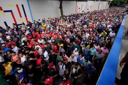 Manifestantes a favor de la reelección de Maduro recorren las calles de Caracas, este martes.