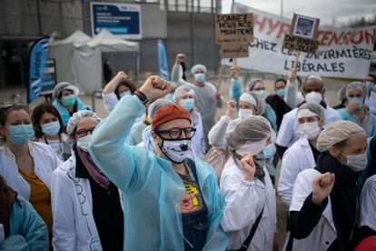 Protesta de enfermeros de la sanidad privada en Nantes, Francia, para exigir ser vacunados contra la covid, este jueves.