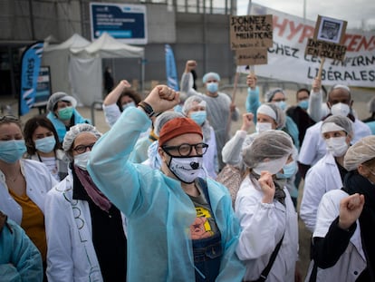 Protesta de enfermeros de la sanidad privada en Nantes, Francia, para exigir ser vacunados contra la covid, este jueves.