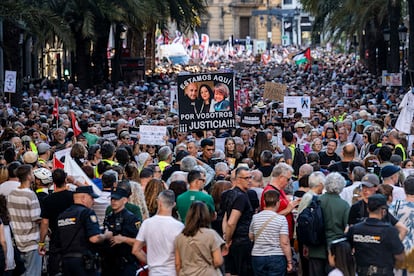 Manifestación contra la gestión de la dana de la Generalitat, convocada por más de 200 entidades cívicas, sociales y sindicales, junto con las asociaciones de víctimas de la dana y los comités locales de emergencia y reconstrucción.