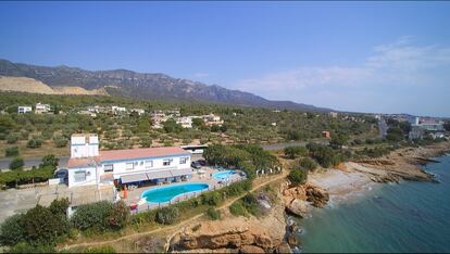 Vista panorámica del Hostal Montecarlo, en la playa de Alcanar (Tarragona).