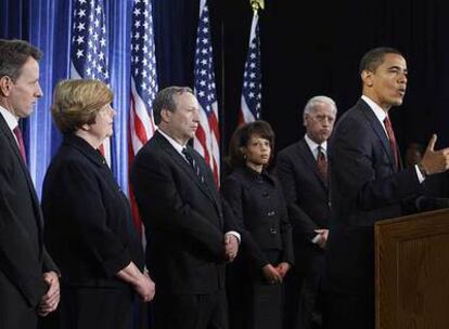 Obama presenta a su equipo económico en Chicago. De izquierda a derecha, Timothy Geithner, Christina Romer, Lawrence Summers, Melody Barnes y el vicepresidente electo, Joe Biden.