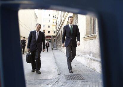 Iñaki Urdangarin (d) junto a su abogado Mario Pascual Vives, en los juzgados de Palma