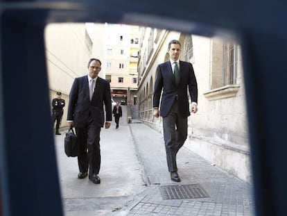 Iñaki Urdangarin (d) junto a su abogado Mario Pascual Vives, en los juzgados de Palma