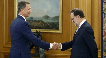 El rey Felipe VI saluda a marano Rajoy durante la anterior ronda de contactos.