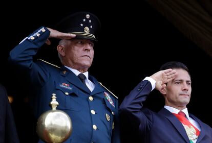 El general Salvador Cienfuegos junto al expresidente Enrique Pena Nieto, en septiembre de 2016.