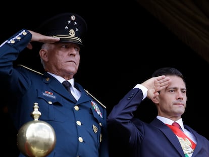 El general Salvador Cienfuegos junto al expresidente Enrique Pena Nieto, en septiembre de 2016.