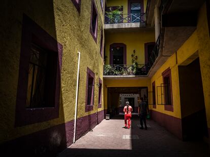 Dos vecinos en el interior de Allende, 46, en el centro histórico de Ciudad de México.