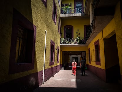 Dos vecinos en el interior de Allende, 46, en el centro histórico de Ciudad de México.