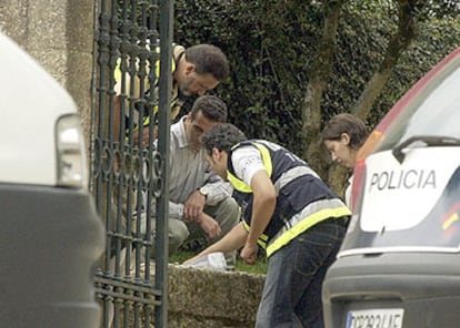 Agentes de policía toman muestras en el lugar donde explotó el artefacto de Santiago de Compostela.