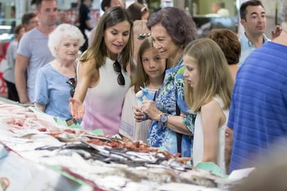 31 de julio de 2018: la reina Letizia, la reina emérita Sofía, la princesa Leonor y la infanta Sofía en el mercado del Olivar de Palma, en Mallorca.