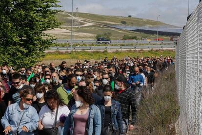 Manifestacion de vecinos del barrio de El Quiñón (Seseña) con el incendio de neumáticos al fondo.