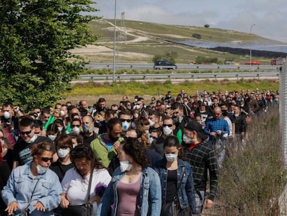 Manifestacion de vecinos del barrio de El Quiñón (Seseña) con el incendio de neumáticos al fondo.