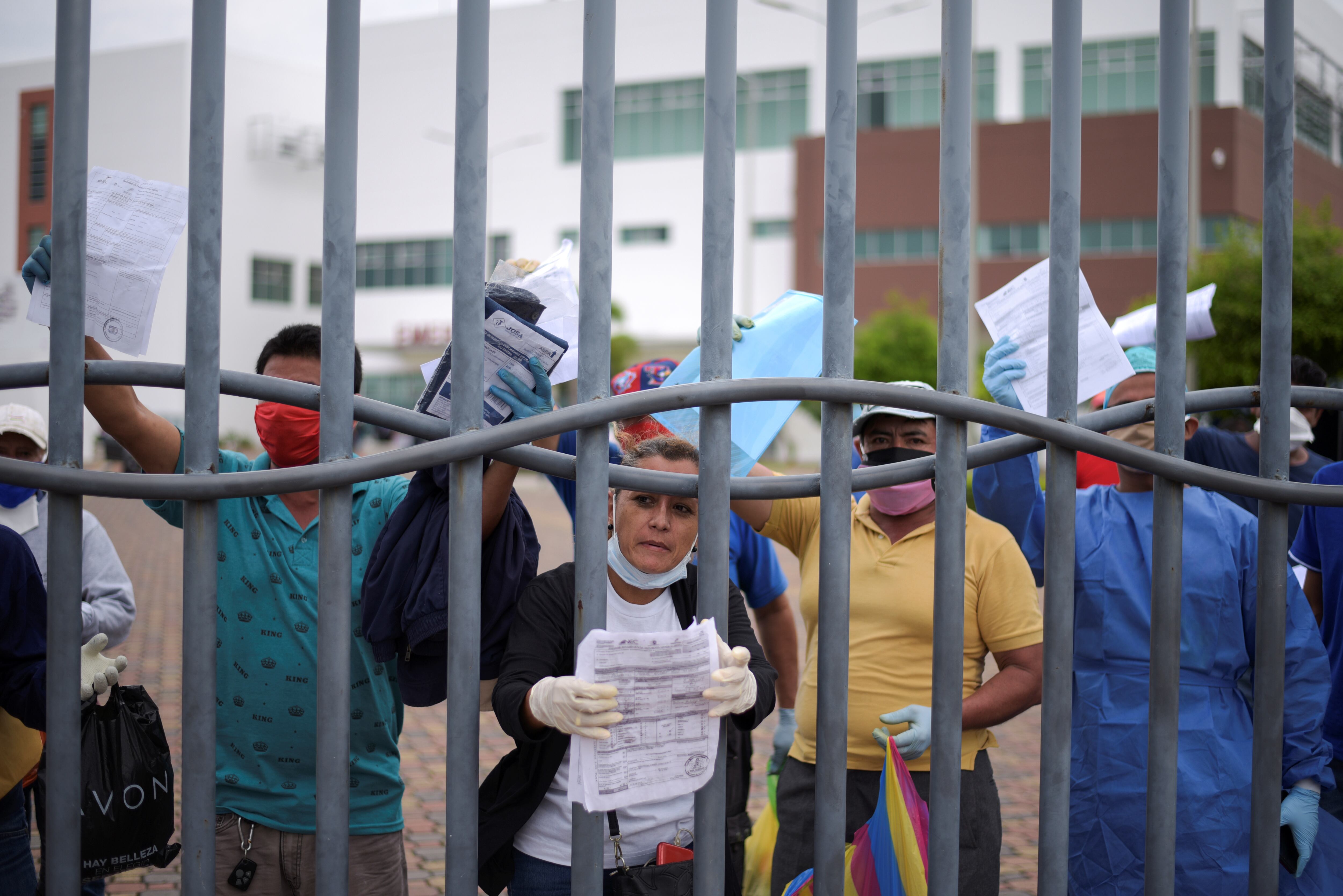 Personas protestan afuera del hospital Guasmo Sur en Guayaquil por la dificultad de recuperar los cuerpos de sus allegados, en abril de 2020.