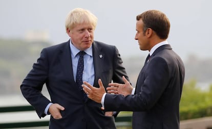 Boris Johnson y Emmanuel Macron, este sábado en Biarritz.