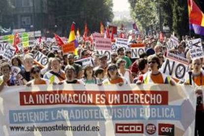 Pancarta en defensa de la rediotelevisión pública, durante la manifestación convocada en Madrid por la Cumbre Social contra los presupuestos generales del Estado y las medidas de ajuste del Gobierno y a favor de la reactivación económica.