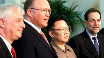 Una delegación de la Unión Europea en visita en Corea del Norte en junio de 2001. Junto a Kim Jong Il, aparecen, de izquierda a derecha, Chris Patten, entonces comisario de Relaciones Exteriores de la UE, el ex primer ministro sueco, Goran Persson, y Javier Solana, cuando era responsable de Política Exterior y de Seguridad Común de la Unión.