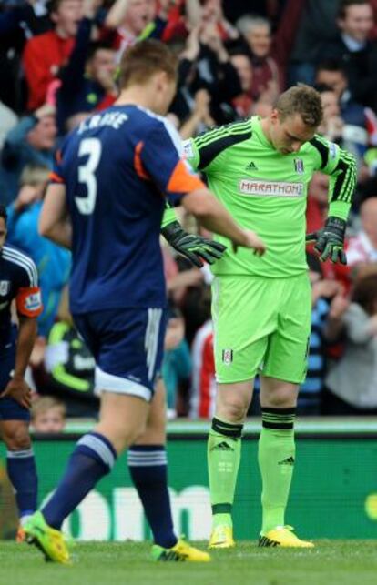 Stekelenburg, portero del Fulham, se lamenta de un gol encajado.