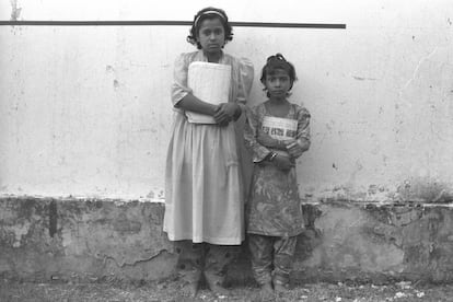 La altura media cayó 12 centímetros en Bangladesh entre 1937 y 1992. Estas niñas, fotografiadas en 1997, son Juhora y Asma Akter, primas nacidas en el mismo año en una zona rural cerca de Shahrasti. Asma es considerablemente más baja que su prima y está bastante por debajo de lo que debería medir según la Organización Mundial de la Salud (marcado por la línea negra en la pared) debido, dice Unicef, a que sufrió desnutrición crónica en su primera infancia. Bangladesh es , pese a los avances, el séptimo ´páis del mundo con mayor número de niños en esta situación.