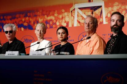 Desde la izquierda, Jim Jarmusch, Tilda Swinton, Selena Gómez, Bill Murray y Carter Logan, en la rueda de prensa de 'Los muertos no mueren', este miércoles en Cannes.