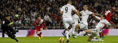 Bale dispara a puerta.