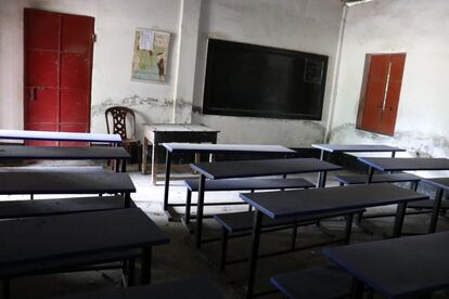 Interior del aula de una escuela del distrito de Rangpur. Las escuelas, antes llenas de niños, permanecen cerradas en Bangladés desde marzo. Las telas de araña, el polvo, las hojas y hasta nidos de pájaros ocupan el lugar en las aulas que antes pertenecía a los alumnos. La tasa de alfabetización de adultos en Bangladés es de un 73,91%, según los indicadores del Banco Mundial (2018).
