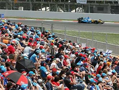 Los aficionados contemplan el paso de Alonso en las tribunas y la <i>pelouse.</i>