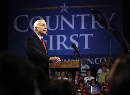 El candidato republicano, John McCain, hoy en un acto de campaña en Blue Bells, Pensilvania