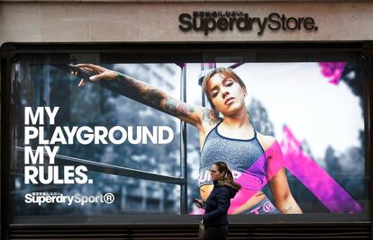 Una mujer pasa por delante de un escaparate de Superdry en Londres.  