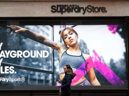 Una mujer pasa por delante de un escaparate de Superdry en Londres.  