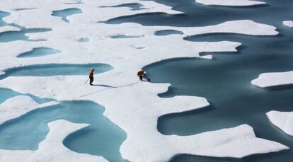 Dos investigadores del clima trabajando en el Ártico