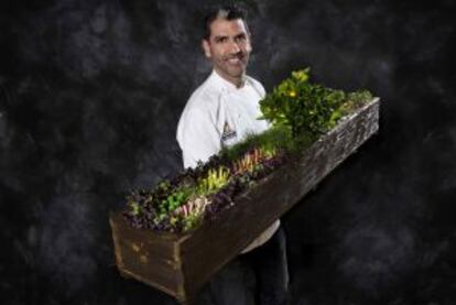 Paco Roncero y su plato 'Huerto de hierbas amargas', para 'La última cena'.