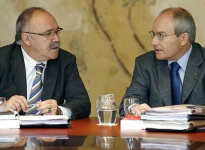 El presidente de la Generalitat, José Montilla, junto al consejero de Vicepresidencia, Josep Lluís Carod.