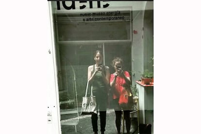 Dos mujeres se sacan un 'selfie' con la fachada del local del Nuevo Museo Energía y Arte Contemporaneo situado el Patio del Liceo, en pleno barrio de Recoleta.