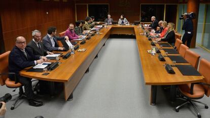 Portavoces del PP en primer plano, en la ponencia de Autogobierno minutos antes de su comienzo. 