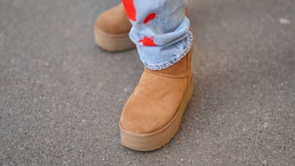 botines para mujer en la calle con unos vaqueros