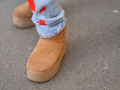 botines para mujer en la calle con unos vaqueros