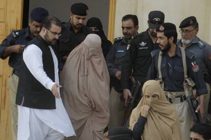 Sharbat Gulla sale de un tribunal en Peshawar (Pakistan).
