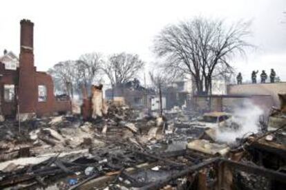 Situación en la que ha quedado un edificio tras incendiarse durante el paso de la tormenta "Sandy", en el barrio Breezy Point, en la península de Rockaway, Nueva York, Estados Unidos.