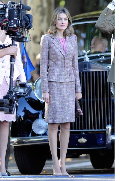 Para acompa?ar el conjunto, la Princesa de Asturias ha elegido unos zapatos nude y un bolso tambin en tonos rosa. Letizia no ha arriesgado en su eleccin y se ha decantado por un look discreto (ideal en tiempos de crisis) y sin lugar a la polmica. Una apuesta segura.