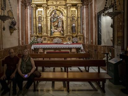 La Hermandad de La Macarena ha colocado bancos sobre las lápidas de Gonzalo Queipo de Llano y su mujer en su basílica de Sevilla.