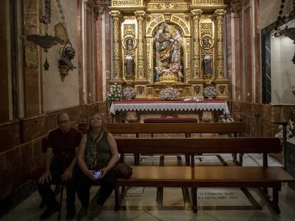 La Hermandad de La Macarena ha colocado bancos sobre las lápidas de Gonzalo Queipo de Llano y su mujer en su basílica de Sevilla.