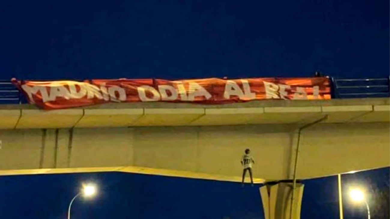 Condenados cuatro aficionados del Atlético por colgar el muñeco de Vinicius de un puente de Madrid