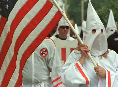 Miembros del Ku Klux Klan durante una marcha en Canton, Misisipi, en 1999.